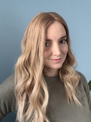 Volumateur capillaire blond beige légèrement ombré pour alopécie androgénétique ou cheveux fins.