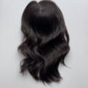 Volumateur capillaire Katie en cheveux naturels brésiliens, avec frange et effet racine. Idéal pour alopécie androgénétique, cheveux fins ou clairsemés.