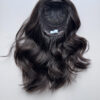 Volumateur capillaire Katie en cheveux naturels brésiliens, avec frange et effet racine. Idéal pour alopécie androgénétique, cheveux fins ou clairsemés.