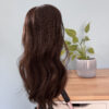 Volumateur capillaire Katie en cheveux naturels brésiliens, avec frange et effet racine. Idéal pour alopécie androgénétique, cheveux fins ou clairsemés.