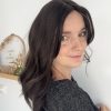Volumateur capillaire Katie en cheveux naturels brésiliens, avec frange et effet racine. Idéal pour alopécie androgénétique, cheveux fins ou clairsemés.