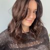 Volumateur capillaire Katie en cheveux naturels brésiliens, avec frange et effet racine. Idéal pour alopécie androgénétique, cheveux fins ou clairsemés.