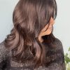 Volumateur capillaire Katie en cheveux naturels brésiliens, avec frange et effet racine. Idéal pour alopécie androgénétique, cheveux fins ou clairsemés.