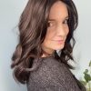 Volumateur capillaire Katie en cheveux naturels brésiliens, avec frange et effet racine. Idéal pour alopécie androgénétique, cheveux fins ou clairsemés.