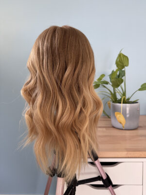 Volumateur capillaire blond beige légèrement ombré pour alopécie androgénétique ou cheveux fins.