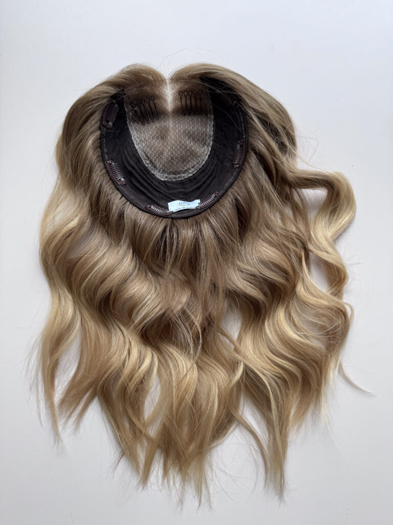 Volumateur capillaire blond beige légèrement ombré pour alopécie androgénétique ou cheveux fins.
