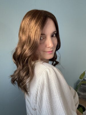 Volumateur capillaire Dakota en cheveux naturels brésilien châtain clair cendrés illuminés de légers reflets dorés. Idéal pour cheveux fins, alopécie androgénétique ou cheveux clairsemés.