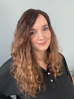 Volumateur capillaire en cheveux naturels brésiliens bouclés pour alopécie androgénétique, cheveux fins et clairsemés.