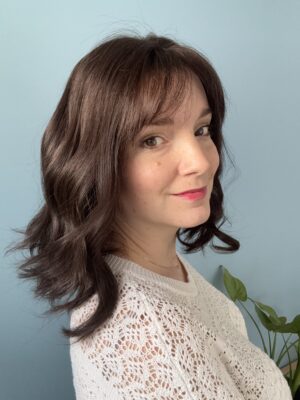 Perruque lace wig haut de gamme en cheveux naturels châtain foncé. Solution pour alopécie, perte de cheveux et chute de cheveux.