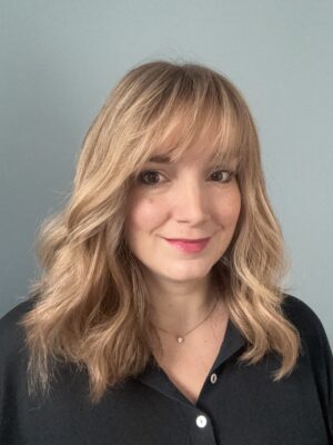 Perruque haut de gamme blonde avec frange pour alopécie, perte de cheveux, cheveux fins et clairsemés. Solution chute de cheveux.