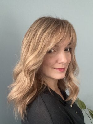 Perruque haut de gamme blonde avec frange pour alopécie, perte de cheveux, cheveux fins et clairsemés. Solution chute de cheveux.