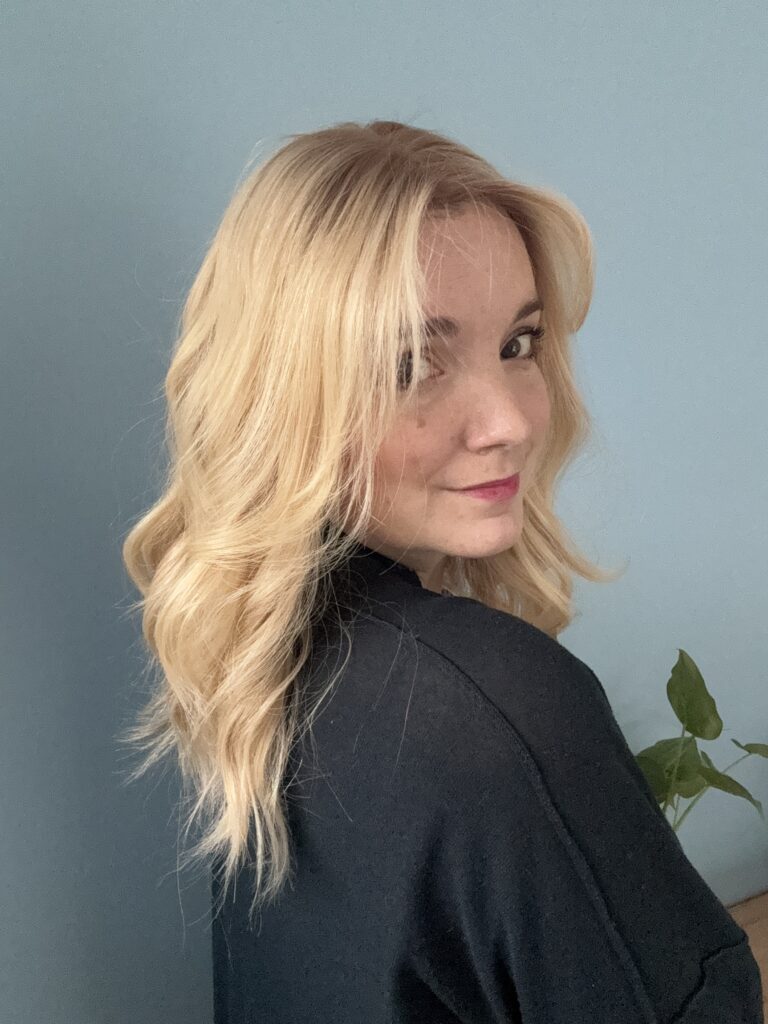 Perruque haut de gamme blonde avec frange pour alopécie, perte de cheveux, cheveux fins et clairsemés. Solution chute de cheveux.