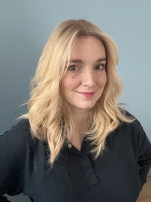 Perruque haut de gamme blonde avec frange pour alopécie, perte de cheveux, cheveux fins et clairsemés. Solution chute de cheveux.