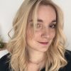 Perruque haut de gamme blonde avec frange pour alopécie, perte de cheveux, cheveux fins et clairsemés. Solution chute de cheveux.