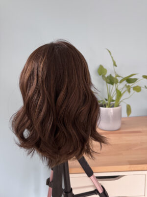Perruque lace wig haut de gamme en cheveux naturels châtain foncé. Solution pour alopécie, perte de cheveux et chute de cheveux.