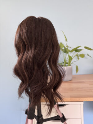 Volumateur capillaire Eva en cheveux naturels brésiliens pour alopécie androgénétique, cheveux fins ou manque de densité.