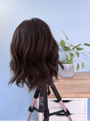 Perruque lace wig haut de gamme en cheveux naturels châtain foncé. Solution pour alopécie, perte de cheveux et chute de cheveux.