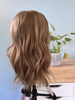 Volumateur capillaire en cheveux naturels blonds clair cendré pour chute de cheveux, cheveux fins et clairsemés et alopécie. Solution alopécie.