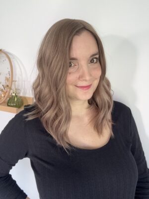 Volumateur capillaire en cheveux naturels blonds clair cendré pour chute de cheveux, cheveux fins et clairsemés et alopécie. Solution alopécie.