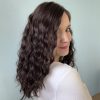Volumateur capillaire chatain foncé bouclé en cheveux naturels. Idéale pour alopécie, cheveux fins et clairsemés ou manque de densité.