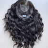Volumateur capillaire chatain foncé bouclé en cheveux naturels. Idéale pour alopécie, cheveux fins et clairsemés ou manque de densité.