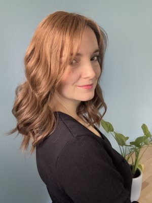 Kate hair topper in natural Brazilian hair. Ideal for fine hair, androgenetic alopecia, or thinning hair.