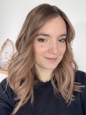 Volumateur capillaire Ana en cheveux naturels pour alopécie androgénétique, chute de cheveux ou cheveux fins et clairsemés.