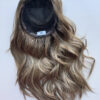 Volumateur capillaire Ana en cheveux naturels pour alopécie androgénétique, chute de cheveux ou cheveux fins et clairsemés.