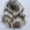 Volumateur capillaire en cheveux gris blanc pour densifier la chevelure en cas d'alopécie androgénétique ou perte de densité