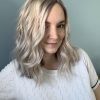 Volumateur capillaire en cheveux gris blanc pour densifier la chevelure en cas d'alopécie androgénétique ou perte de densité