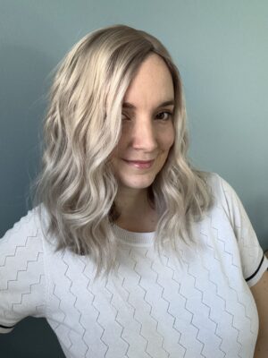 Volumateur capillaire en cheveux gris blanc pour densifier la chevelure en cas d'alopécie androgénétique ou perte de densité