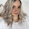 Volumateur capillaire en cheveux gris blanc pour densifier la chevelure en cas d'alopécie androgénétique ou perte de densité