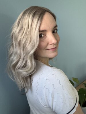 Volumateur capillaire en cheveux gris blanc pour densifier la chevelure en cas d'alopécie androgénétique ou perte de densité