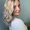 Volumateur capillaire en cheveux gris blanc pour densifier la chevelure en cas d'alopécie androgénétique ou perte de densité