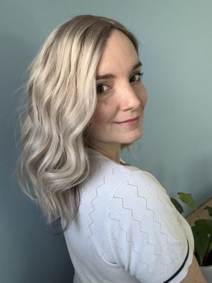 Haarteil in grau-weißem Haar zur Verdichtung der Haarpracht bei androgenetischer Alopezie oder Dichteverlust.