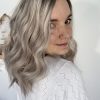 Volumateur capillaire en cheveux gris blanc pour densifier la chevelure en cas d'alopécie androgénétique ou perte de densité
