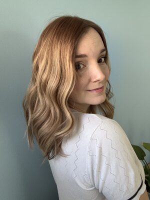 Le volumateur capillaire Anais est en cheveux naturels. C'est un blond doré illuminé de légères mèches blondes claires.