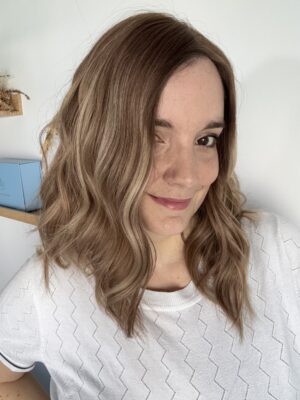 Le volumateur capillaire Anais est en cheveux naturels. C'est un blond doré illuminé de légères mèches blondes claires.