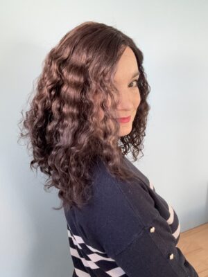 Perruque en cheveux naturels chatain foncés bouclés pour alopécie, chute de cheveux. Solution cheveux clairsemés.