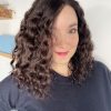 Perruque en cheveux naturels chatain foncés bouclés pour alopécie, chute de cheveux. Solution cheveux clairsemés.