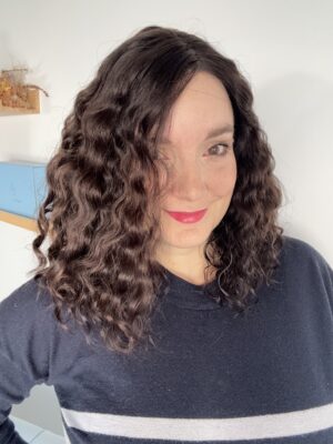 Perruque en cheveux naturels chatain foncés bouclés pour alopécie, chute de cheveux. Solution cheveux clairsemés.