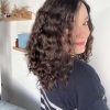 Perruque en cheveux naturels chatain foncés bouclés pour alopécie, chute de cheveux. Solution cheveux clairsemés.