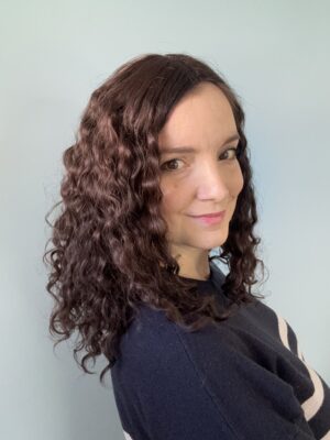 Volumateur capillaire en cheveux naturels chatain foncés pour alopécie, chute de cheveux. Solution cheveux clairsemés.