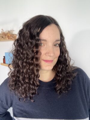 Volumateur capillaire en cheveux naturels chatain foncés pour alopécie, chute de cheveux. Solution cheveux clairsemés.