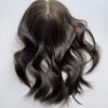 Volumateur capillaire chatain clair cendré en cheveux naturels. Pour alopécie androgénétique, cheveux fins ou clairsemés.
