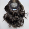 Volumateur capillaire chatain clair cendré en cheveux naturels. Pour alopécie androgénétique, cheveux fins ou clairsemés.