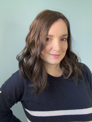 Volumateur capillaire chatain clair cendré en cheveux naturels. Pour alopécie androgénétique, cheveux fins ou clairsemés.