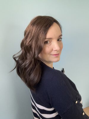 Volumateur capillaire chatain clair cendré en cheveux naturels. Pour alopécie androgénétique, cheveux fins ou clairsemés.