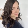 Volumateur capillaire chatain clair cendré en cheveux naturels. Pour alopécie androgénétique, cheveux fins ou clairsemés.
