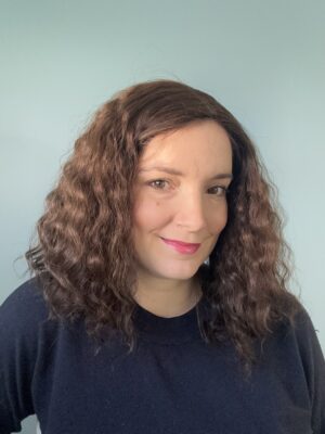 Volumateur capillaire en cheveux naturels chatain clair cendrés pour alopécie, chute de cheveux. Solution cheveux clairsemés.